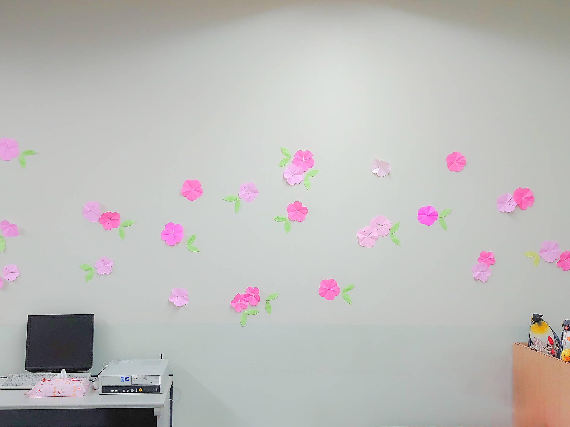 ICTパソコン教室壁の梅の花のかざりの写真