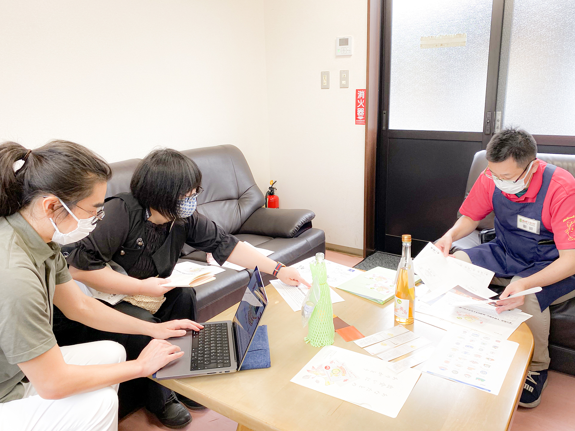 道の駅しもつけで打ち合わせ中の写真