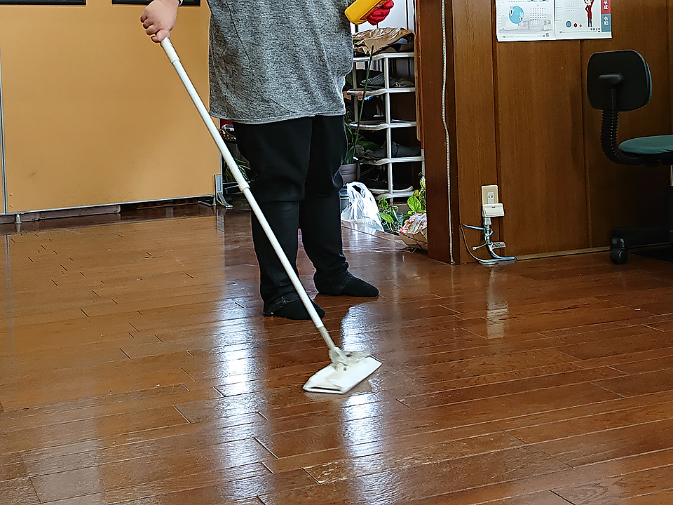 ワックスがけをしている写真